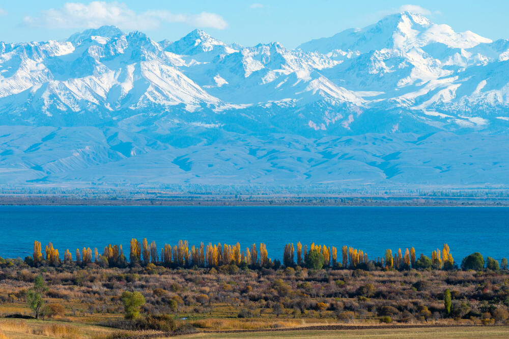 Lake Issyk-Kul in eastern Kyrgyzstan, with the snow-covered Tien Shan mountains in the background (Photo: Thiago B. Trevisan/Shutterstock) אגם איסיק-קול, הנמצא במזרח קירגיזסטן, על רקע רכס טיין שאן המושלג