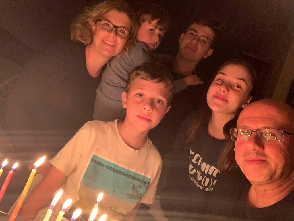 The Malayev family with Yoav. ‘When Yoav was killed, I felt plunged into complete darkness’ (Photo: Courtesy of the family) סגן יואב מלייב ז"ל ו משפחה משפחתו שלוש שנים ל מלחמה