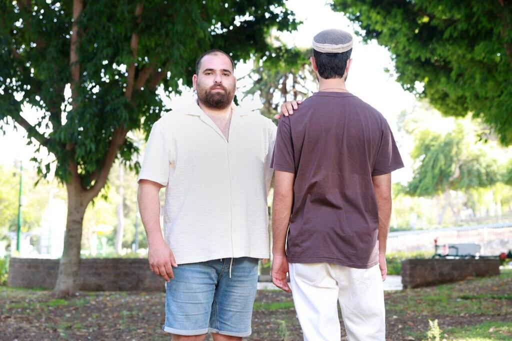 Maj. Avihai Mulla, left, and Staff Sgt. Sh. ‘People were killed. How could I not stand in their memory?’ (Photo: Dana Kopel) מפגש בין רס"ן אביחי מולה, מ"פ בגבעתי שנפצע ב-7 באוקטובר, לבין שי פריאנטי, לוחם בגבעתי שנפצע בלבנון באפריל השנה