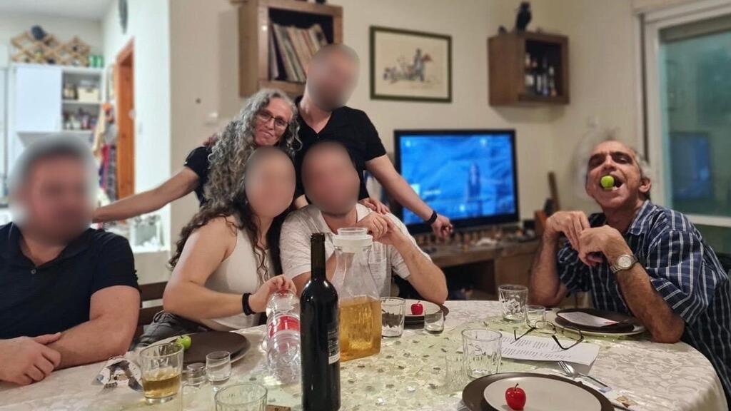 Avner and Maya Goren with their four children at home in Kibbutz Nir Oz on Rosh Hashana 2023 (Photo: Courtesy of the family) משפחת גורן (אבנר ומיה עם ארבעת ילדיהם) במהלך ערב ראש השנה 2023