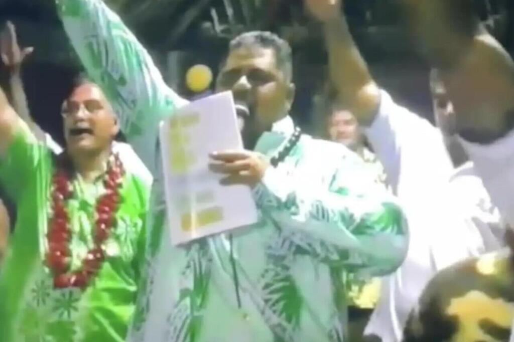 The 2007 footage: The future prime minister salutes with a raised hand and chants 'Heil Hitler' ראש ממשלת סמואה שמידט