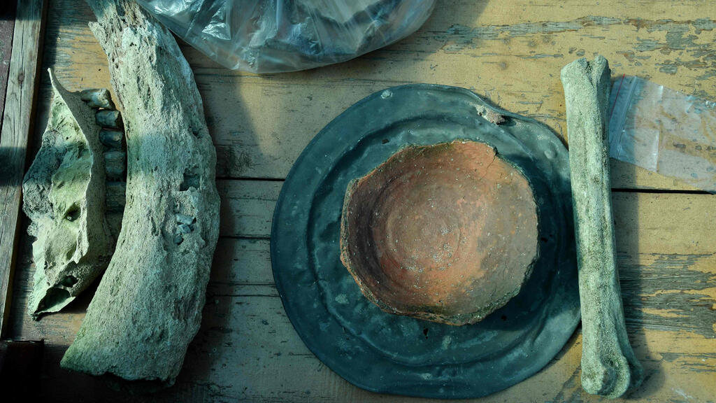 Ancient artifacts discovered by expedition members on the bottom of Lake Issyk-Kul (Photo: Vyacheslav Oseledko/AFP) פריטים עתיקים שנתגלו על ידי חברי המשלחת על קרקעית אגם איסיק-קול