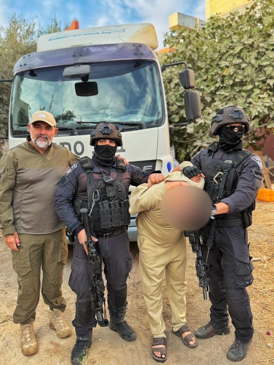 Arrest of one of the suspects (Photo: Israel Police) תיעוד מפעילות יחידת 'חץ יהודה' שהביאה למעצרם של החשודים