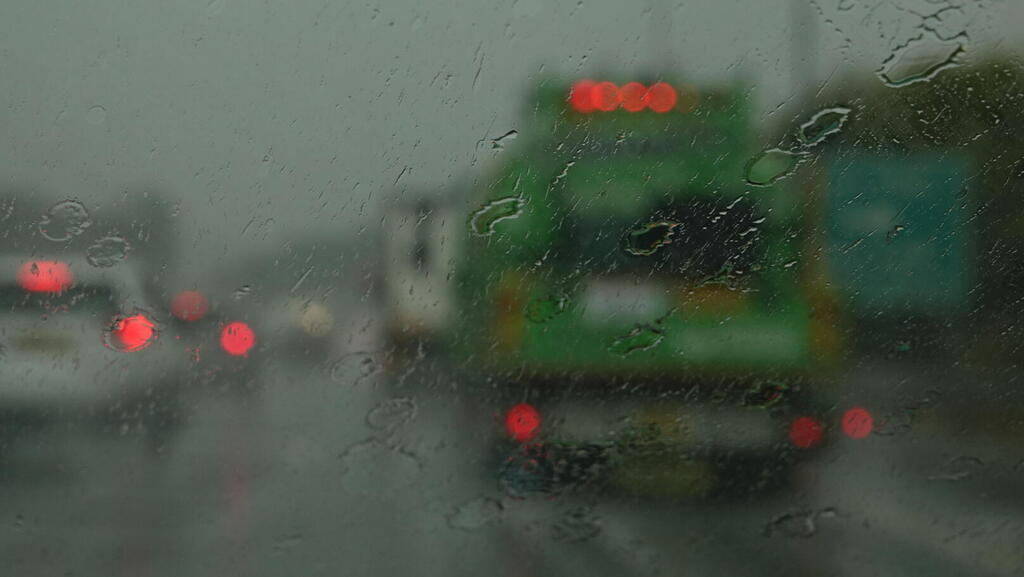 Rain falls near Acre (Photo: Shaul Golan) גשם בעכו