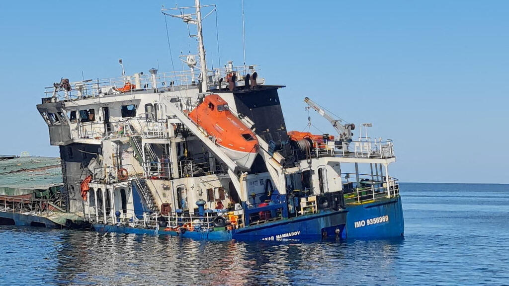 The Royad Mammadov, which was attacked near Romania and whose crew was evacuated Monday (Photo: Romanian Interior Ministry/Handout via REUTERS) רומניה הים השחור האונייה רויאד ממאדוב ש נפגעה מ כטב"ם מלחמת רוסיה אוקראינה