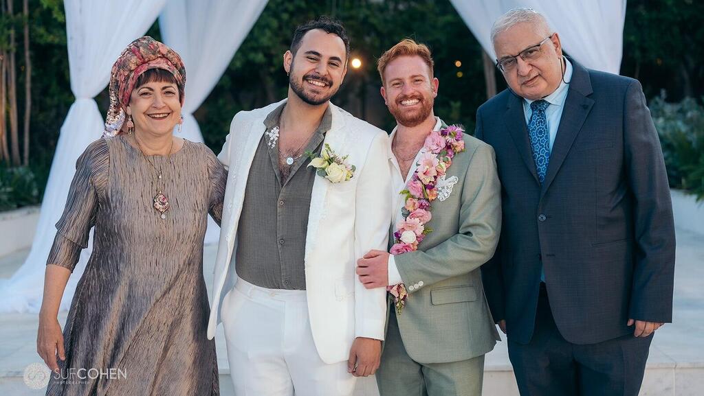 Aaron and Tzafira Walker with their son Tzefania (in white suit) and his partner Itai (Photo: Suf Cohen) אהרון וצפרירה ווקר עם בנם צפניה (משמאל) ובן זוגו איתי