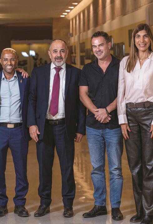מימין לשמאל: שרון ניר, בועז טופורובסקי, יעקב מרגי, משה סולומון ומיכאל ביטון