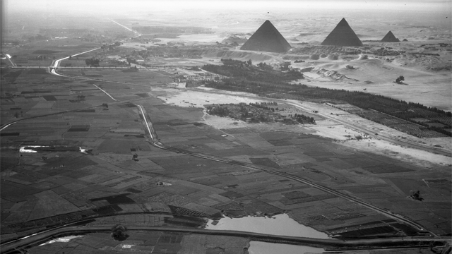 The pyramids of Giza, built about 500 years after the tombs at Abydos, pictured in 1938 (Photo: American Geographical Society Library/University of Wisconsin-Milwaukee Libraries) הפירמידות בגיזה – הצעירות בכ-500 שנים מקברי אבידוס – בשנת 1938