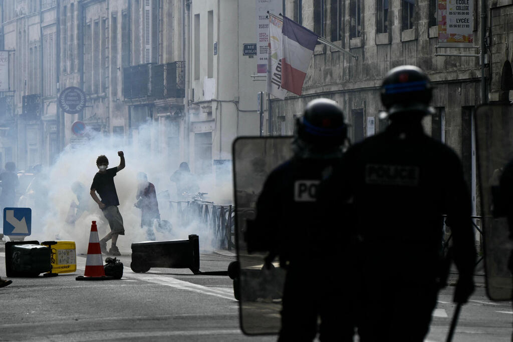 Tear gas during protests in Bordeaux this week. A police union criticized the suspension of stun grenades, calling it an emotionally driven decision (Photo: Philippe LOPEZ / AFP) צרפת מהומות יום זעם מחאת תלמידים בורדו גז מדמיע שוטרים