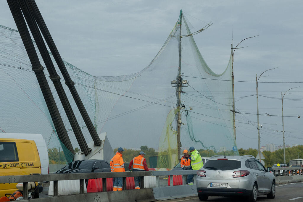 Protective nets deployed over roads in Kyiv. The goal is to block jet-powered drones (Photo: STRINGER / AFP) כיתוב: אוקראינה קייב פורשת רשתות הגנה רשת על הגשר הצפוני מעל נהר הדנייפר בגלל כטב"מים כטב"ם שמשגרת רוסיה