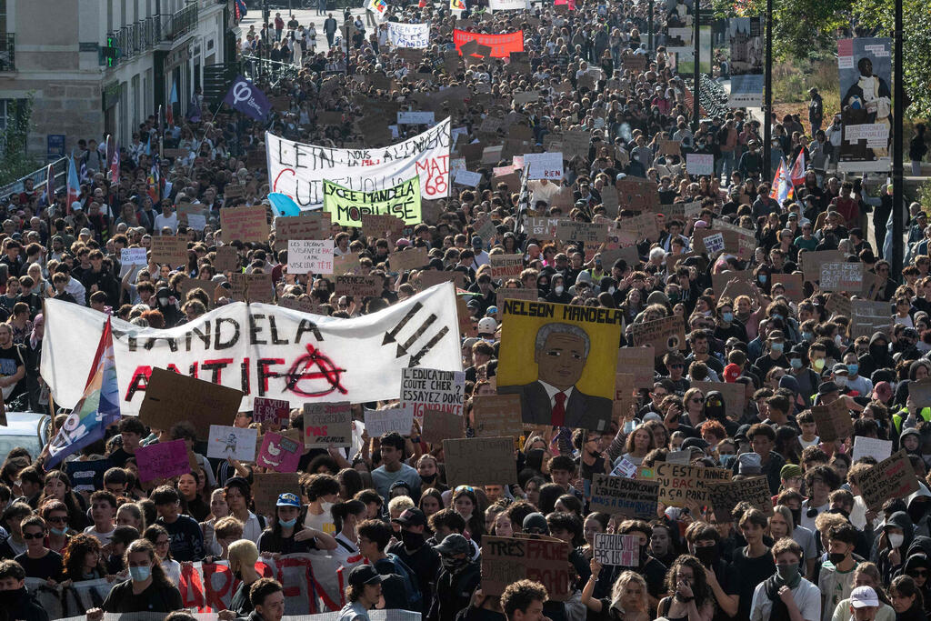 Tuesday's protest in Nantes included signs associated with the far-left Antifa movement (Photo: Sebastien Salom-Gomis / AFP) צרפת מהומות יום זעם מחאת תלמידים נאנט