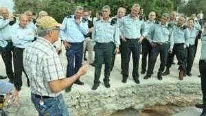Yaki Hetz lectures before the General Staff Forum at Ammunition Hill in 2012 (Photo: From "The Heroic Site") יעקב (יקי) חץ מרצה בפני פורום מטכ"ל בגבעת התחמושת ב-2012