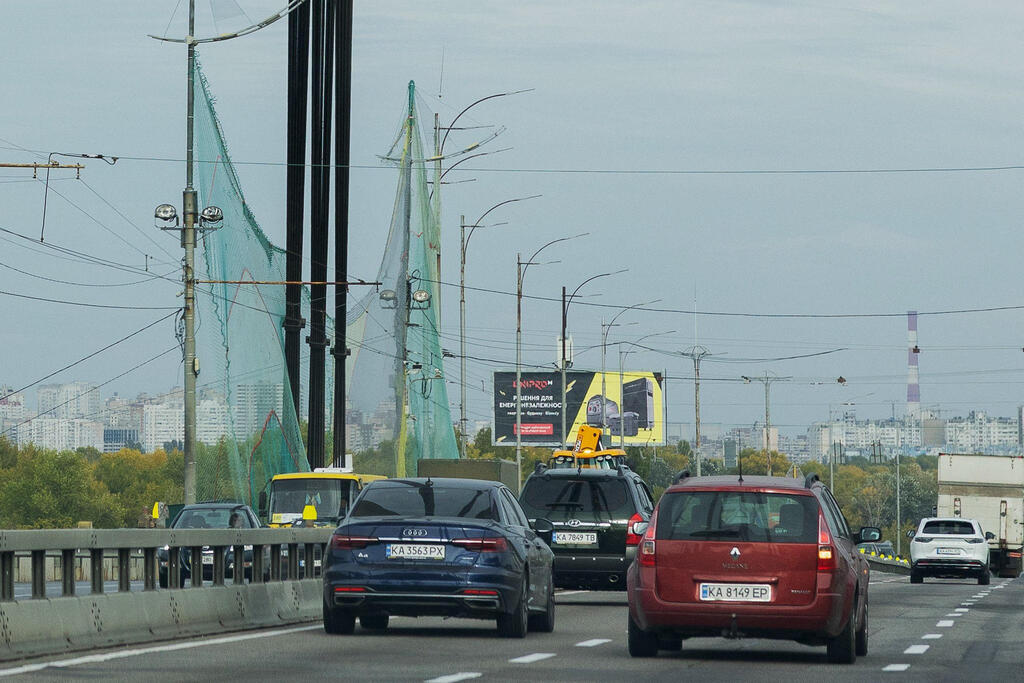 The net over the Northern Bridge (Photo: STRINGER / AFP) כיתוב: אוקראינה קייב פורשת רשתות הגנה רשת על הגשר הצפוני מעל נהר הדנייפר בגלל כטב"מים כטב"ם שמשגרת רוסיה