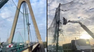 כיתוב: אוקראינה קייב פורשת רשתות הגנה רשת על הגשר הצפוני מעל נהר הדנייפר בגלל כטב"מים כטב"ם שמשגרת רוסיה