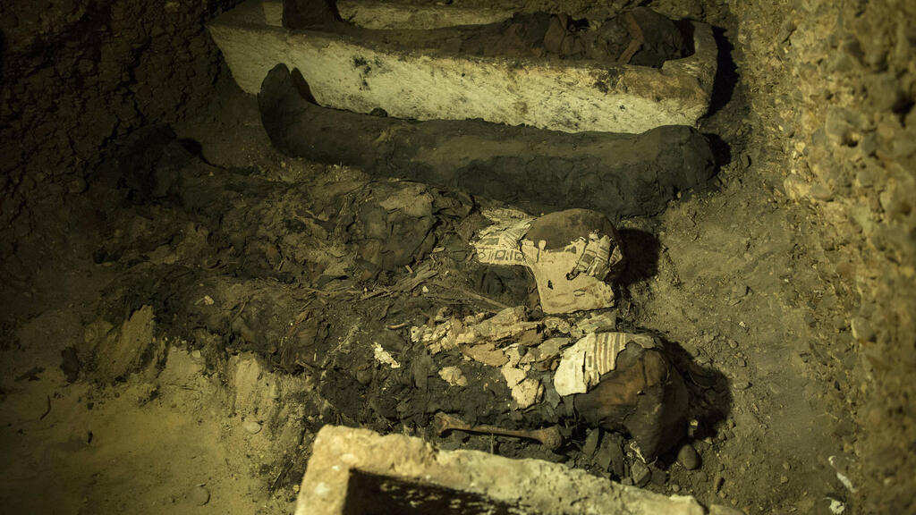 Mummies discovered in an ancient burial chamber in Egypt (Photo: Roger Anis/AP) מומיות שהתגלו בחדר קבורה עתיק במצרים