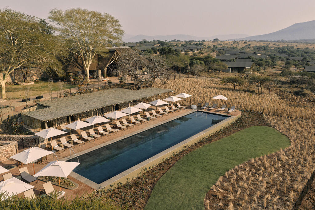 The swimming pool in the heart of the reserve at Vikela Safari Lodge (Photo: Oliver LANE) הבריכה בלב השמורה במועדון הספארי ויקלה