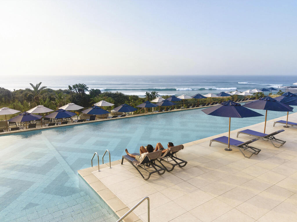 A change of scenery: The main pool at Club Med's beachfront resort (Photo: Julia Ida Maria) הבריכה המרכזית בריזורט החוף של קלאב מד