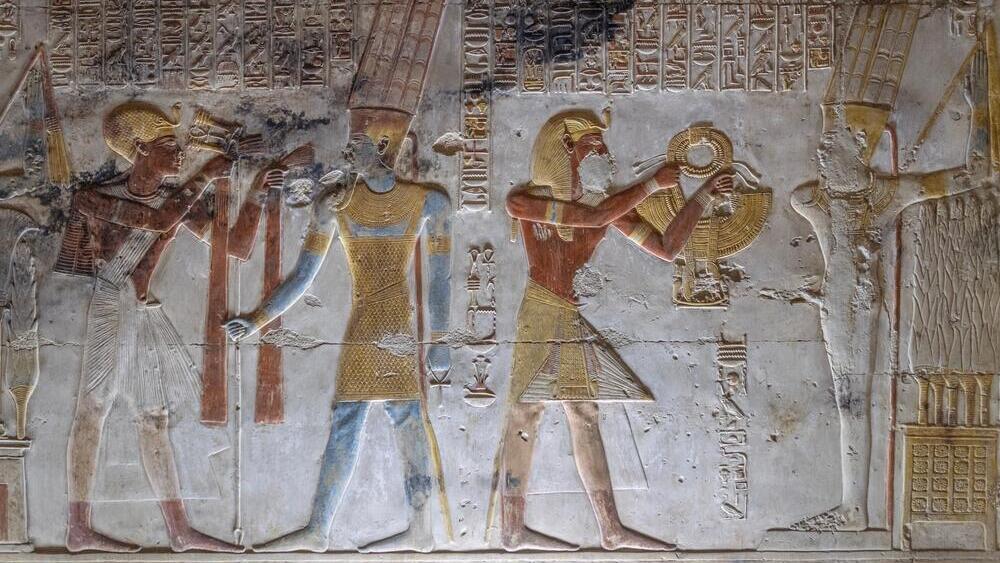 An intricately detailed, colorful decoration in the chapel of the god Amun-Ra at the Temple of Seti I in Abydos, depicting figures presenting offerings and preparing for the afterlife (Photo: naTsumi/Shutterstock) עיטור צבעוני ומפורט ביותר בקפלה של האל אמון-רע במקדש סתי הראשון שבעיר אבידוס, המציג דמויות שונות המגישות מנחות ונערכות לחיים שלאחר המוות