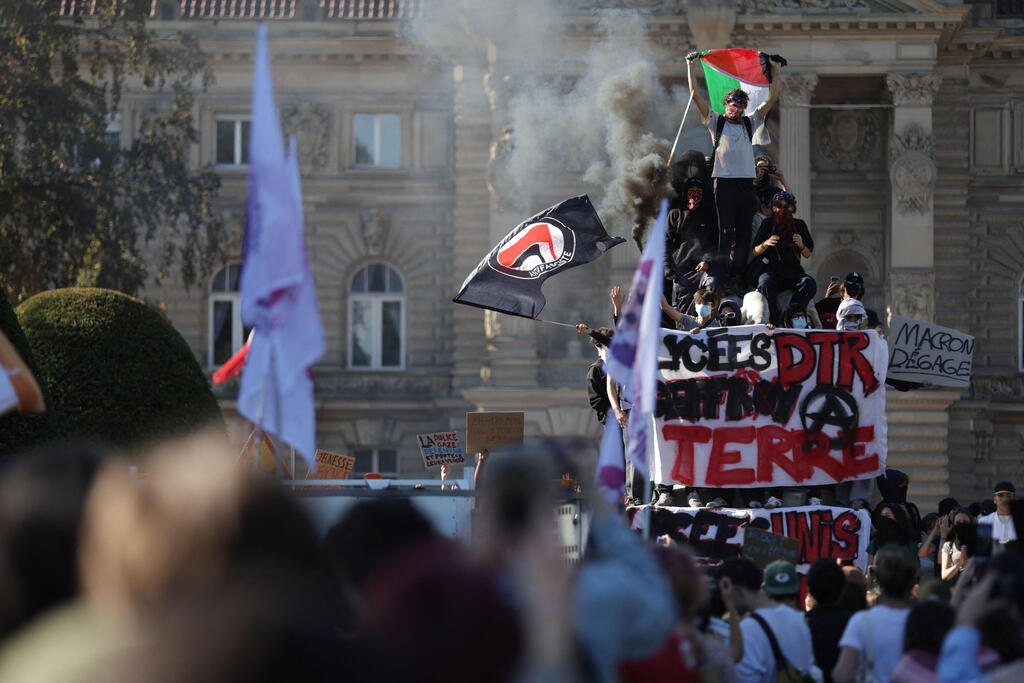A Palestinian flag appears again at a demonstration in Strasbourg on Wednesday (Photo: ROMEO BOETZLE / AFP) צרפת מהומות יום זעם מחאת תלמידים שטרסבורג