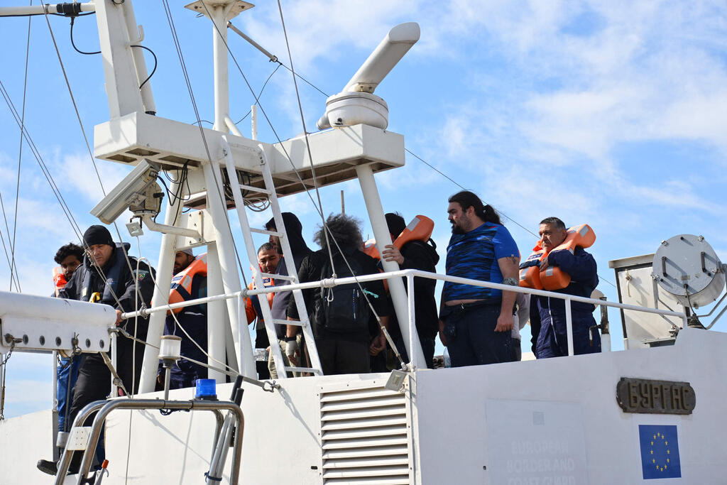 Evacuation of the ABLE's crew (Photo: STRINGER / AFP) בולגריה הים השחור פינוי פצועים מ ספינה נושאת דגל פלאו ש נפגעה מ כטב"ם מלחמת רוסיה אוקראינה