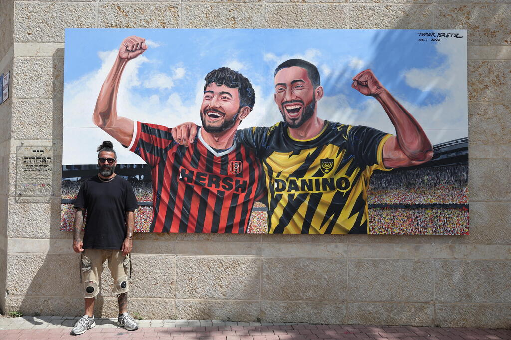 Tomer Peretz beside the Jerusalem mural he painted in memory of Hersh Goldberg-Polin and Ori Danino (Photo: Jerusalem Municipality) תומר פרץ לצד ציור הקיר שצייר לזכרם של הירש גולדברג פולין ואורי דנינו בירושלים
