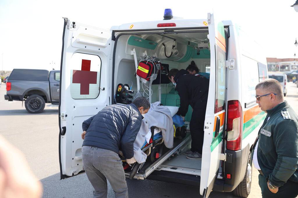 Evacuation of the wounded after a drone struck the ABLE, also Turkish-owned. Two people were seriously wounded (Photo: Bulgarian News Agency via AP) בולגריה הים השחור פינוי פצועים מ ספינה נושאת דגל פלאו ש נפגעה מ כטב"ם מלחמת רוסיה אוקראינה