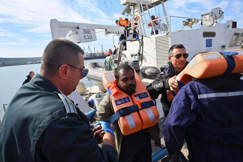 Eleven Turks and seven Indians. The crew of the ABLE, which survived the attack, is evacuated (Photo: STRINGER / AFP) בולגריה הים השחור פינוי פצועים מ ספינה נושאת דגל פלאו ש נפגעה מ כטב"ם מלחמת רוסיה אוקראינה
