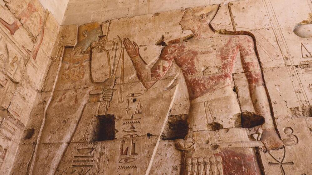A wall decoration at the Temple of Seti I, also known as the Great Temple of Abydos (Photo: Dave Primov/Shutterstock) עיטור קיר במקדש סתי הראשון – הידוע גם בשם המקדש הגדול של אבידוס