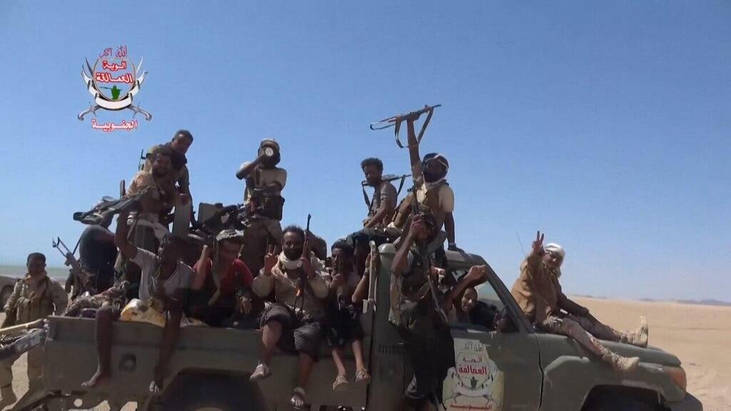 Footage released by pro-Saudi Yemeni government forces, which they say shows their troops advancing toward the town of Dhubab near the Bab el-Mandeb Strait (Photo: Reuters) תיעוד שפרסמו כוחות ממשלת תימן הפרו-סעודית ובו נטען כי כוחותיהם נראים מתקדמים לעבר העיירה דובאב שליד מצר באב אל-מנדב