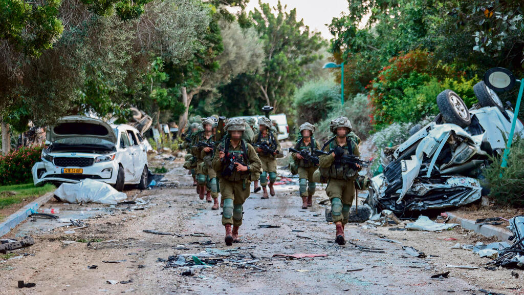 IDF soldiers search the ruins of Kibbutz Be'eri, just days after October 7 (Photo: Gadi Kabelo) לוחמי צה"ל סורקים את הריסות קיבוץ בארי, בימים שאחרי 7 באוקטובר