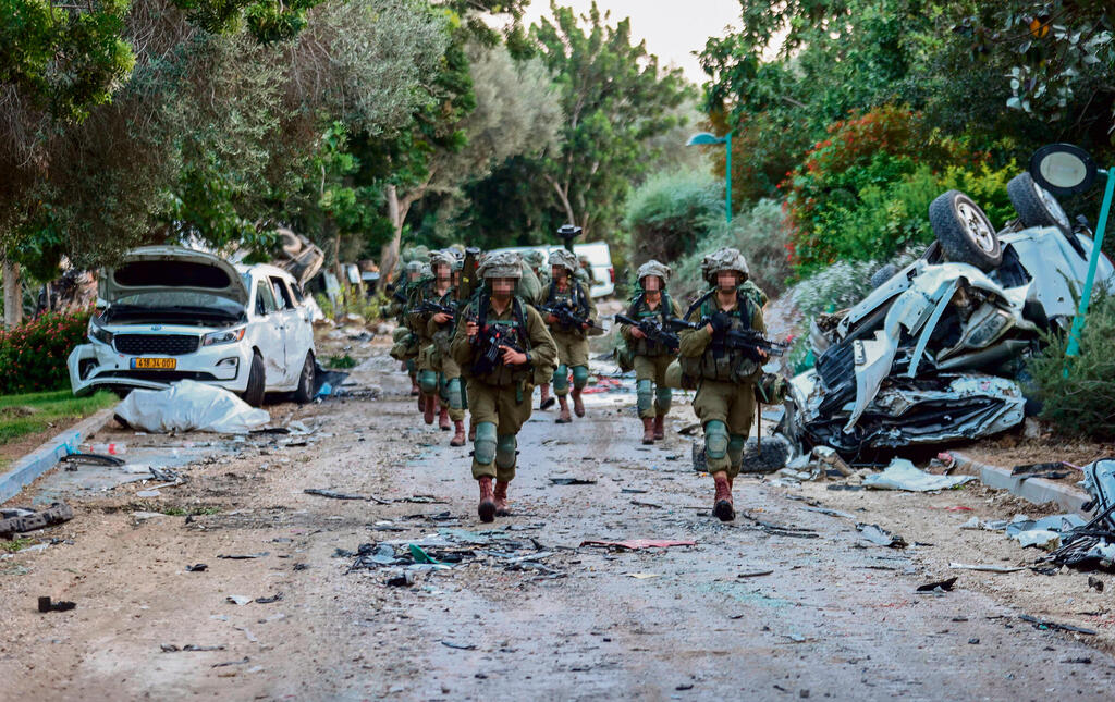 IDF troops search the ruins of Kibbutz Be’eri in the days after October 7 (Photo: Gadi Kabalo) לוחמי צה"ל סורקים את הריסות קיבוץ בארי, בימים שאחרי 7 באוקטובר