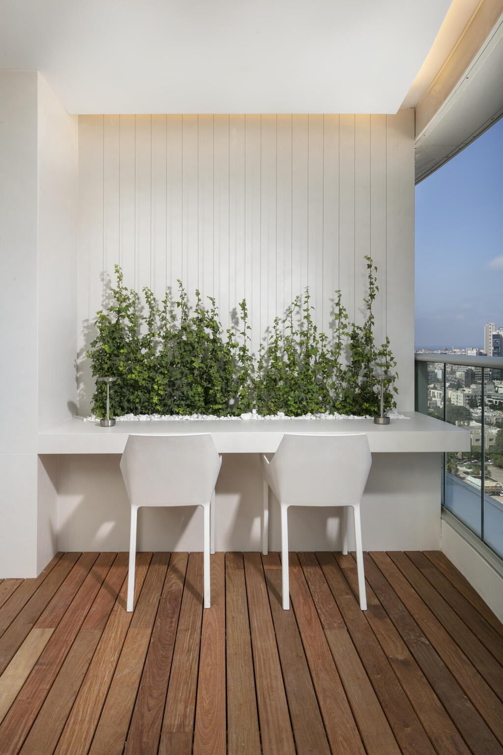 An outdoor seating area for work and relaxation (Photo: Elad Gonen) דירה אולטרה מודרנית במגדל תל אביבי, עיצוב: אורון מילשטיין