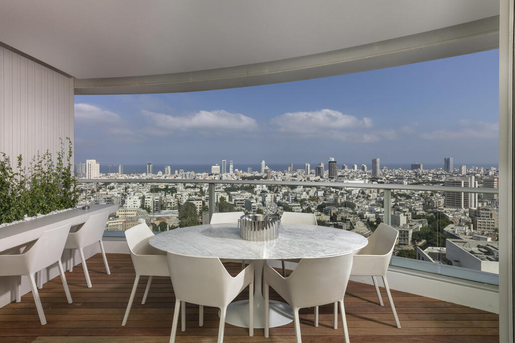 The balcony (Photo: Elad Gonen) דירה אולטרה מודרנית במגדל תל אביבי, עיצוב: אורון מילשטיין