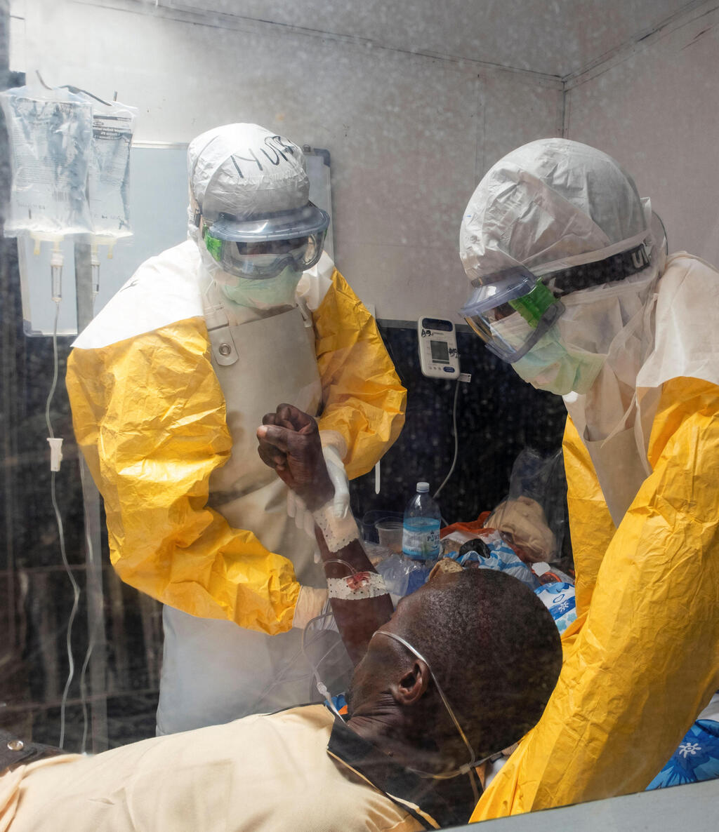 A Doctors Without Borders team treats an Ebola patient in Butembo, North Kivu province, Congo, September 2026 (Photo: REUTERS / Gradel Muyisa Mumbere) צוות של רופאים ללא גבולות מטפל בחולה אבולה בבוטמבו שבמחוז צפון קיבו, ספטמבר 2026