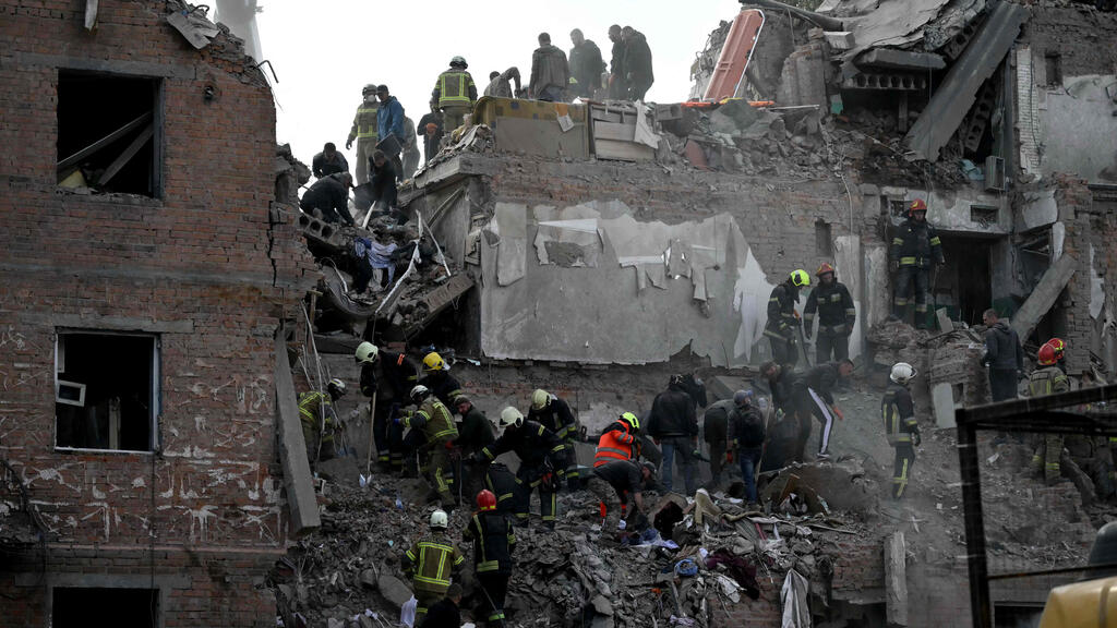 Residential building in the northern Ukrainian town of Pryluky struck by a Russian missile on Tuesday, killing 22 (Photo: Genya Savilov / AFP) תקיפה של רוסיה החריבה בניין מגורים בעיר פרילוקי ב אוקראינה
