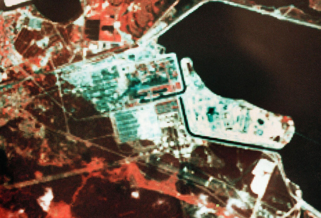 The Chernobyl nuclear power plant as seen in a Landsat 5 satellite image taken days after the disaster (Photo: EOSAT/AP) תחנת הכוח הגרעינית צ'רנוביל, כפי שנראתה בתצלום של הלוויין Landsat 5, ימים ספורים לאחר האסון
