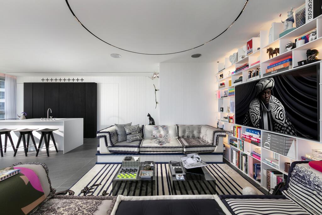 A large shelving installation Milshtein calls 'my wall of inspiration and memories' (Photo: Elad Gonen) דירה אולטרה מודרנית במגדל תל אביבי, עיצוב: אורון מילשטיין