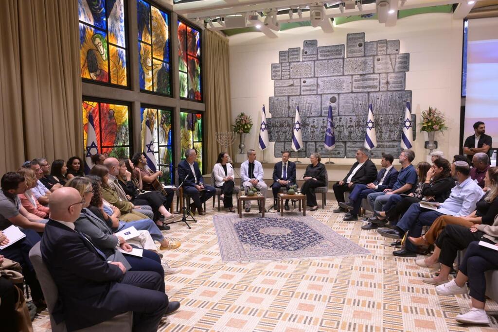 The first 'Salon Otef'meeting, one of hundreds taking place this week, toolk place at the President's Residence (Photo: Amos Ben-Gershom, GPO) The first 'Salon Otef'meeting, one of hundreds taking place this week, toolk place at the President's Residence