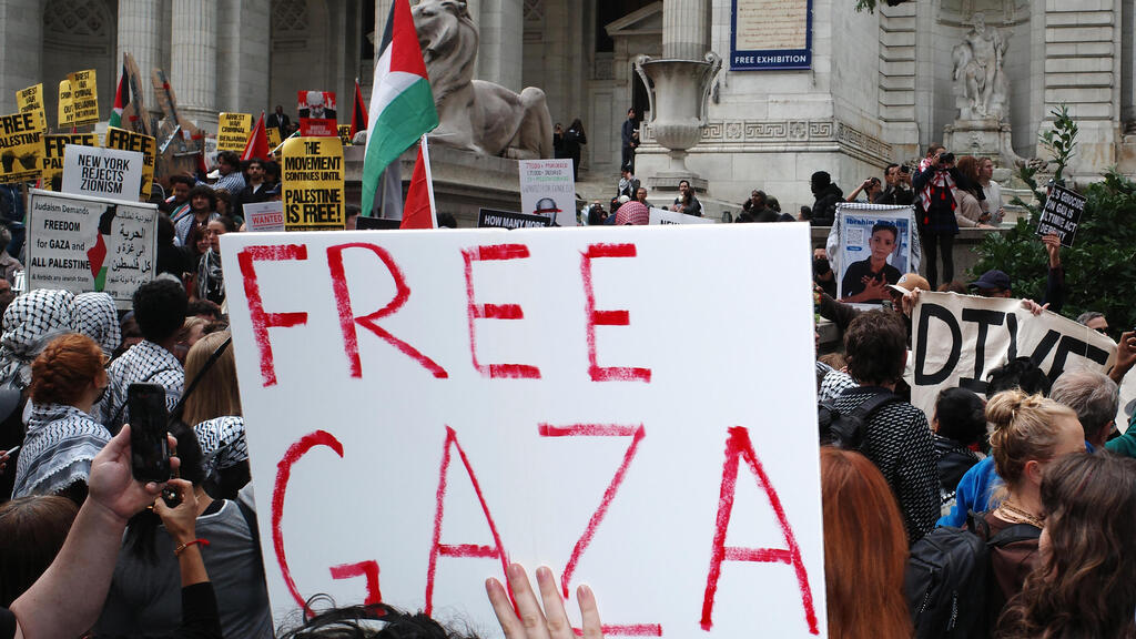 Anti-Israel protestors in New York (Photo: Michael M. Santiago / Getty Images) מפגינים אנטי-ישראלים בניו יורק