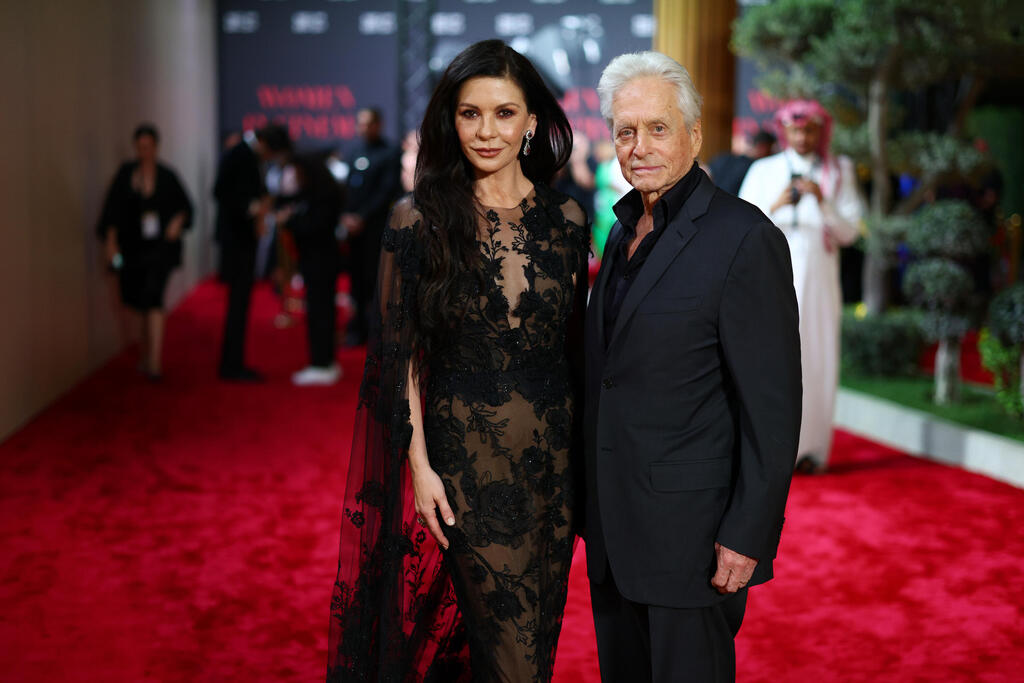 דאגלס ואשתו, קתרין זיטה ג'ונס (צילום: Mike Coppola/Getty Images) מייקל דאגלס קתרין זיטה ג'ונס