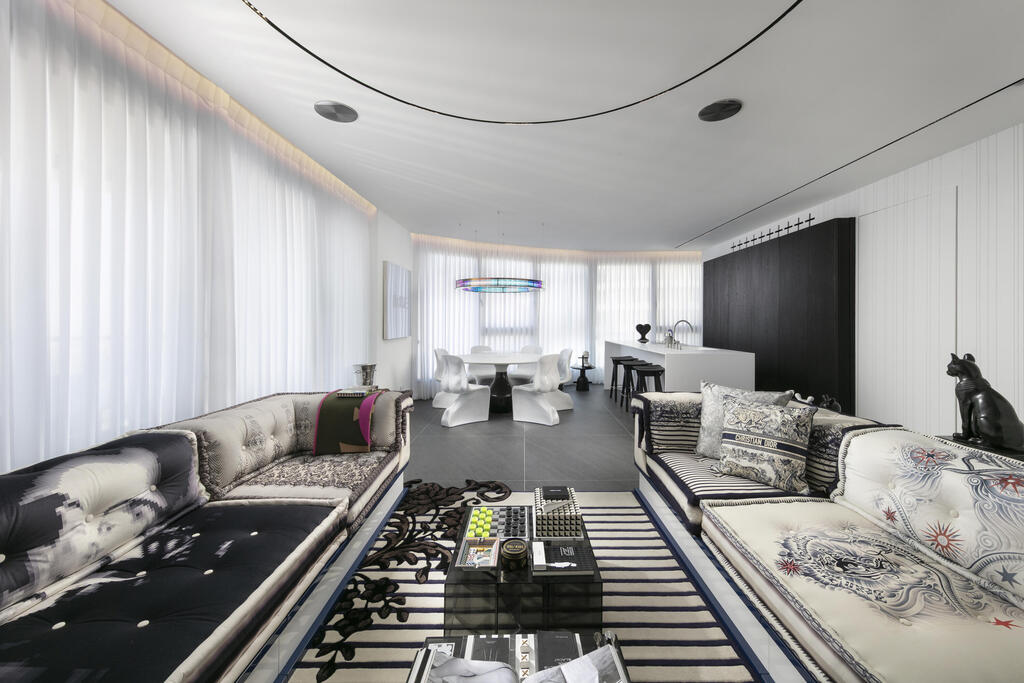 Milshtein reconfigured the original layout of the living room, kitchen and dining area (Photo: Elad Gonen) דירה אולטרה מודרנית במגדל תל אביבי, עיצוב: אורון מילשטיין
