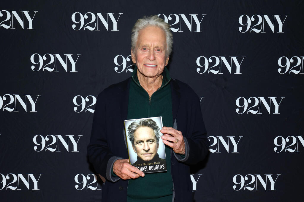 מייקל דאגלס וספרו החדש (צילום: Mike Coppola/Getty Images) מייקל דאגלס