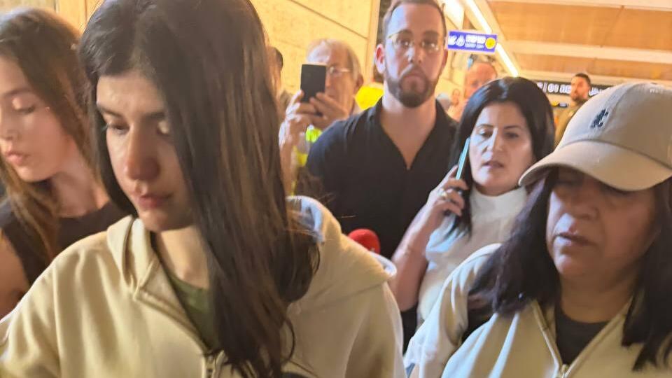 Mali and Liel (Photo: Meir Turgeman) מלי וליאל יהלומי נחתו בנתב"ג