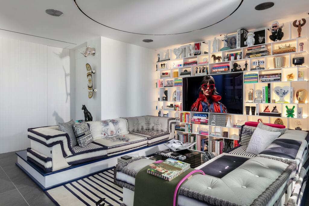 Face-to-face seating and shelving meticulously designed down to the last detail (Photo: Elad Gonen) דירה אולטרה מודרנית במגדל תל אביבי, עיצוב: אורון מילשטיין