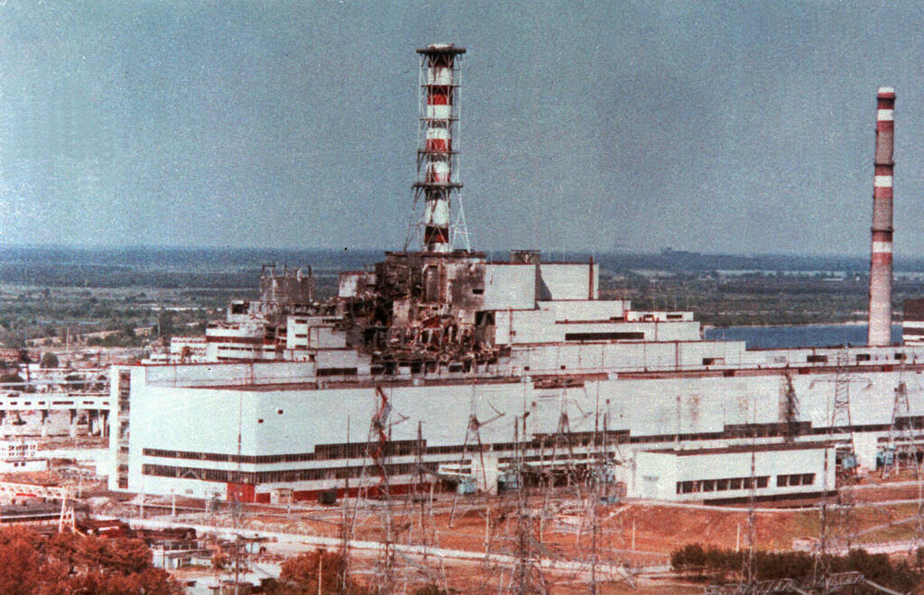 The Chernobyl nuclear power plant in 1986, the year of the disaster that released large quantities of radioactive material into the atmosphere (Photo: Tass/AP) תחנת הכוח הגרעינית צ'רנוביל, בתמונה משנת 1986, השנה בה אירע האסון שגרם לפליטת כמויות גדולות של חומר רדיואקטיבי לאטמוספרה