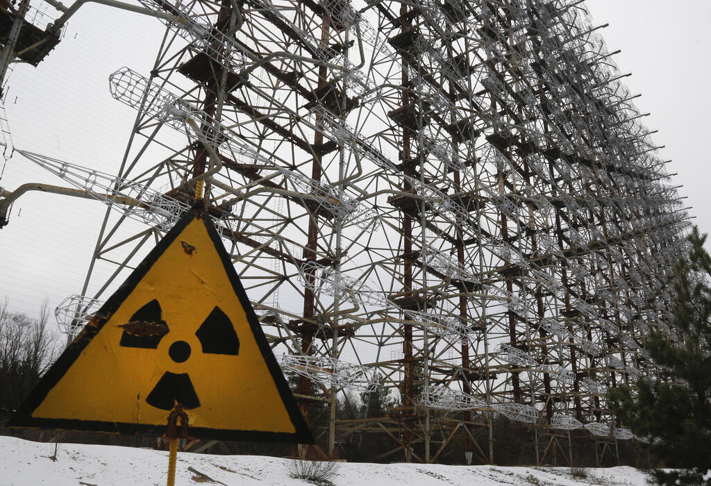 A sign warning of radioactive contamination in Chernobyl (Photo: Efrem Lukatsky/AP) שלט המציין סכנת קרינה רדיואקטיבית בצ'רנוביל