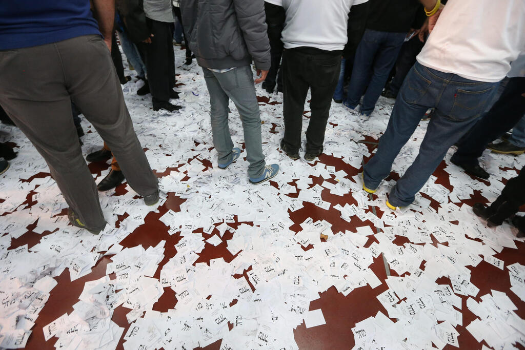 Ballots litter the floor at the end of the day (Photo: Tomariko) פתקי הצבעה מפוזרים על הרצפה