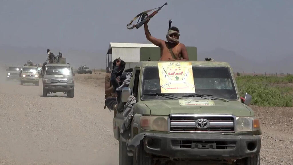 Pro-Saudi Yemeni government forces fighting near Bab el-Mandeb on October 6 (Photo: AFP PHOTO / YEMEN SOUTHERN GIANTS BRIGADES MEDIA CENTRE) כוחות הממשלה הפרו-סעודית ב תימן בקרבות באזור באב אל-מנדב 6 באוקטובר
