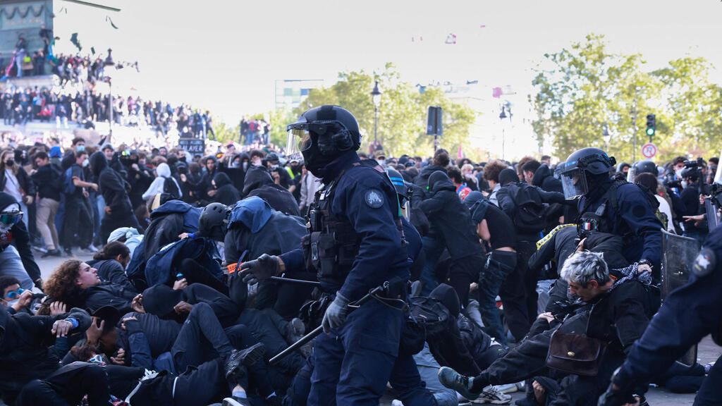 Photo: Kenzo TRIBOUILLARD / AFP הפגנה פריז כיכר הבסטיליה מחאת תלמידים צרפת