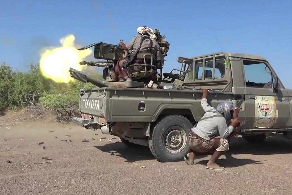 Pro-Saudi Yemeni government forces fighting in the Taiz area (Photo: YEMEN GIANTS BRIGADES MEDIA CENTRE / AFP) כוחות הממשלה הפרו-סעודית ב תימן בקרבות באזור תעז